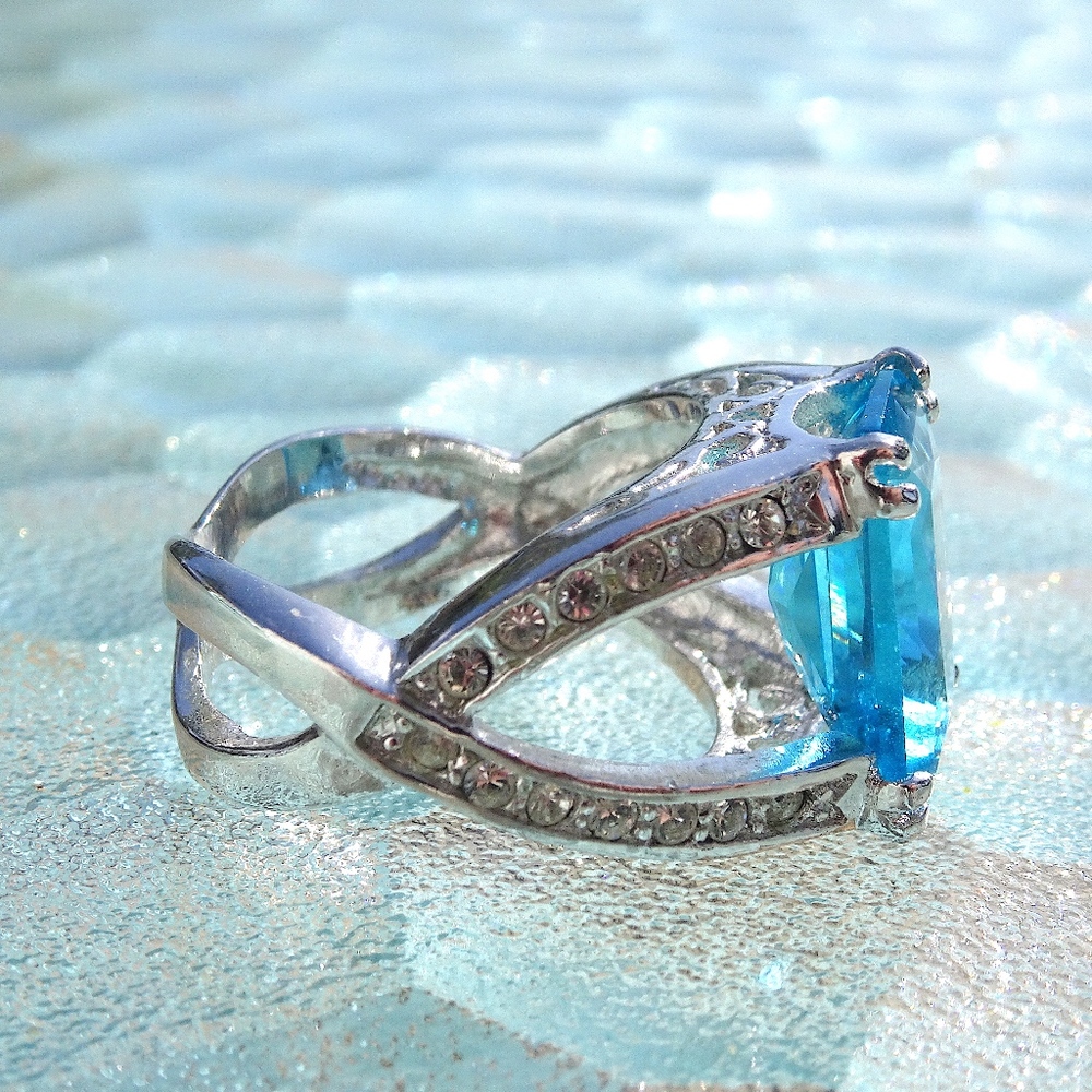 Big Light Aqua Turquoise Blue Glass Jewel Silver Tone Statement Ring Size 8 - Picture 3 of 8